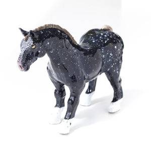 Czarny koń - Aneta Śliwa (2017), ceramika szkliwiona