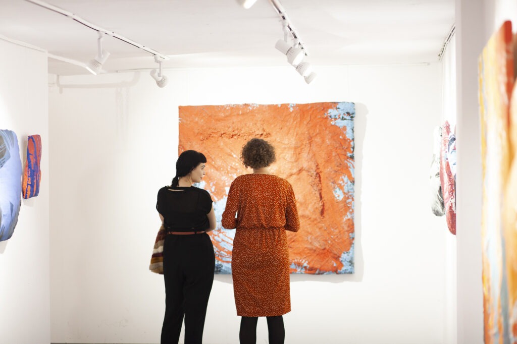 Wystawa Roberta Jaworskiego - dwie dziewczyny oglądające obraz