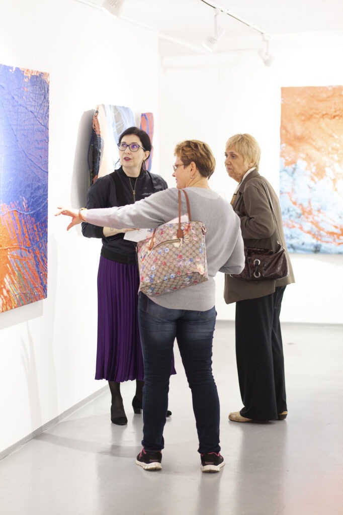 Wystawa Roberta Jaworskiego - kobiety oglądające obraz