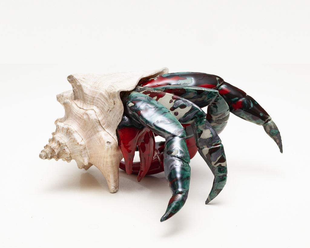Krab - Aneta Śliwa (2019), ceramika szkliwiona, muszla