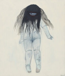 Lalka 4 - Magdalena Cybulska - biała postać z czarnymi włosami zasłaniającymi twarz