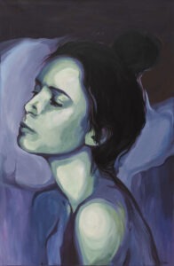 Ona (2020) - Katarzyna Łagódka - Portret młodej kobiety, profil, odcienie czerni, fioletu i zieleni. Zamknięte oczy, głowa lekko uniesiona