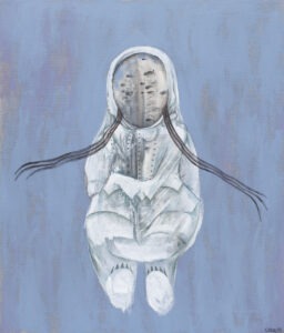 Lalka 2 - Magdalena Cybulska- biała postać z długimi włosami na szaro-niebieskim tle