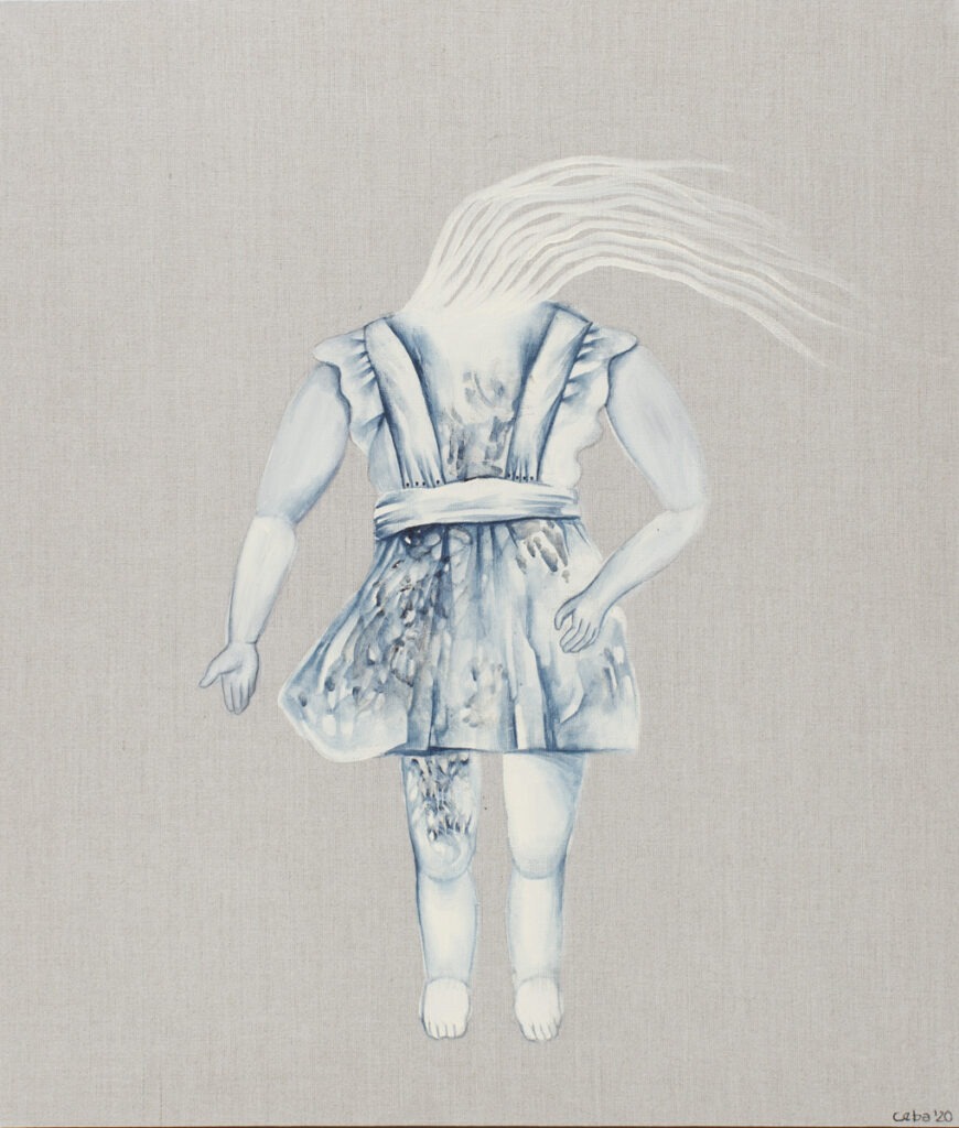 Lalka 10 - Magdalena Cybulska - biała postać bez głowy w szarej sukience