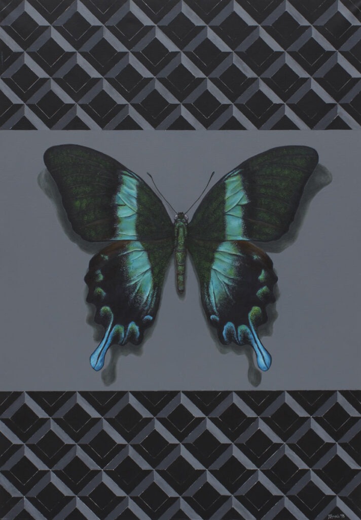 P. B. G. S. (2021) - Michał Spryszyński - Ciemny motyl z cielono-niebieskimi akcentami na tle op-artowej, szarej drobnej kratki
