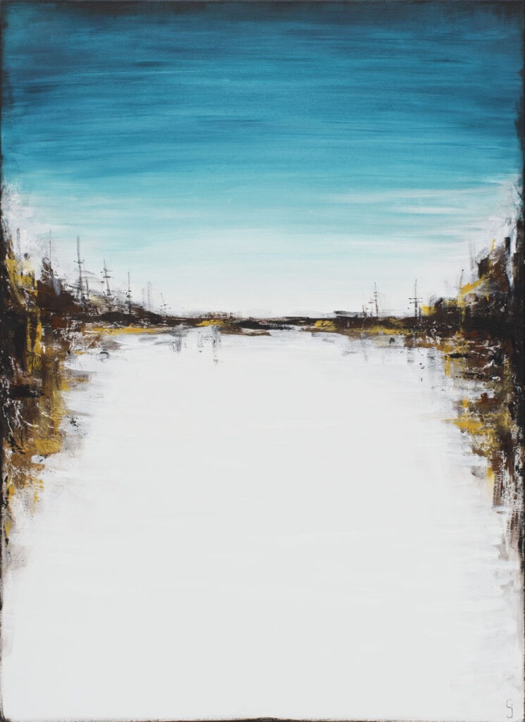 Za horyzontem (2020) - Sylwia Jóźwiak - biało-błękitny pejzaż z ciemnobrązowymi lasami w okolicy środków krawędzi bocznych obrazu