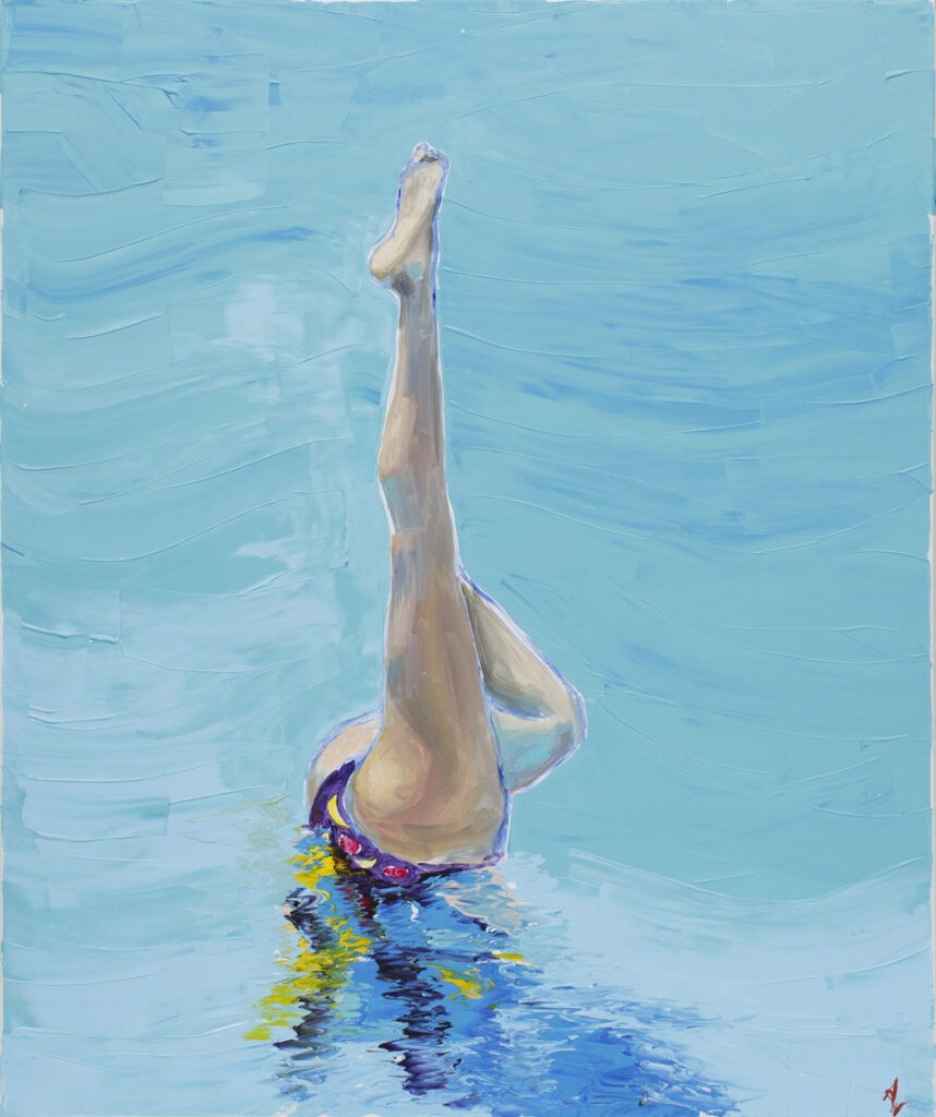 Podwodne akrobacie (2020) - Agnieszka Słońska-Więcek - obraz przedstawia scenę podwodnego piruetu wykonanego w basenie, postać jest pod wodą, a ponad taflą wystaje wyciągnięta noga. Druga noga ugięta w kolanie