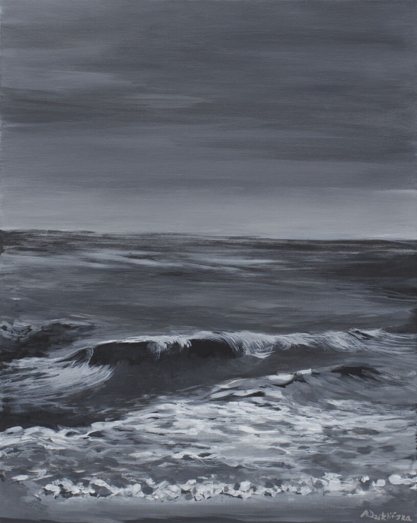 Fala (2020) Agnieszka Dziklińska - marynistyczny pejzaż ukazujący wzburzone morze, na pierwszym planie fala, obraz w odcieniach szarości, niebo pochmurne