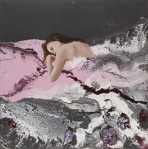 Czuwam gdy śpisz (2021) - Patrycja Kruszyńska-Mikulska - śpiąca kobieca postać, dominują kolory różowy oraz szary