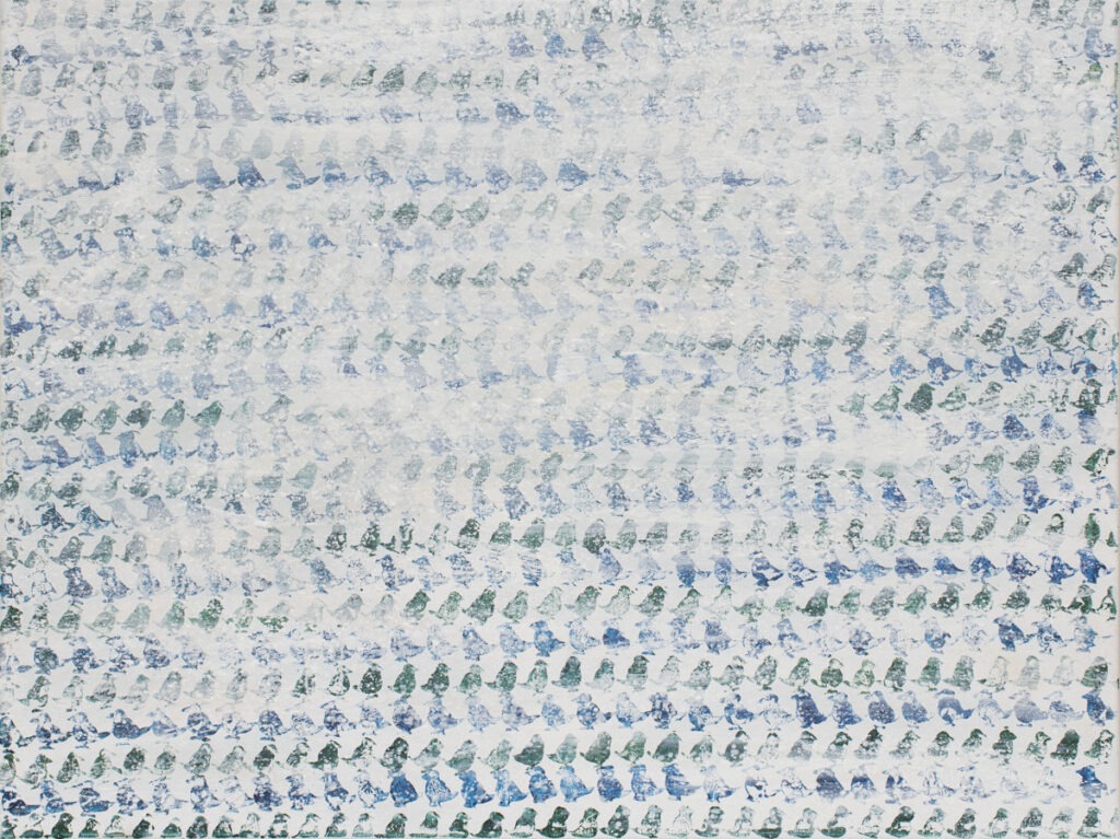 Ptaki na śniegu (2021) - Andrzej Zujewicz - abstrakcyjny obraz z równomiernymi szaro-granatowymi kształtami na jasnoszarym tle