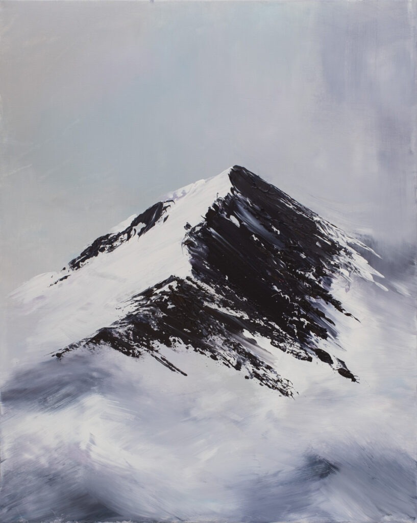 My blueberry mountains (2021) - Yuliya Stratovich - ośnieżony pejzaż górski z mgłą u stóp