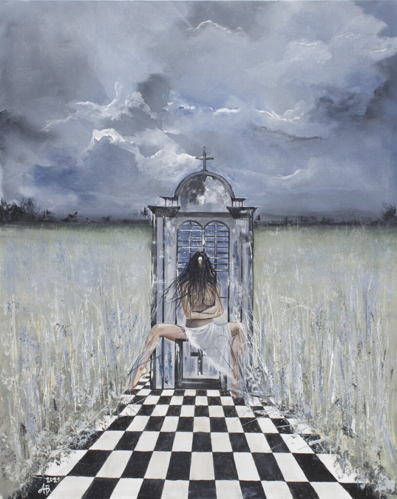 Faux pas (2021) - Artur Borkowski - akt, kobieta siedząca z rozłożonymi nogami na kapliczce pośród pola pszenicy, u stóp ma podłogę z szachownicy, a w tle pochmurne niebo