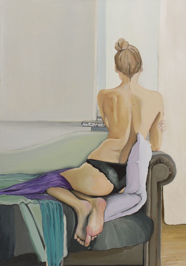 Nudę in the window (2019) - Agata Słominowska - akt, odwrócona naga postać kobiety patrząca przez okno siedząc na kolanach na kanapie