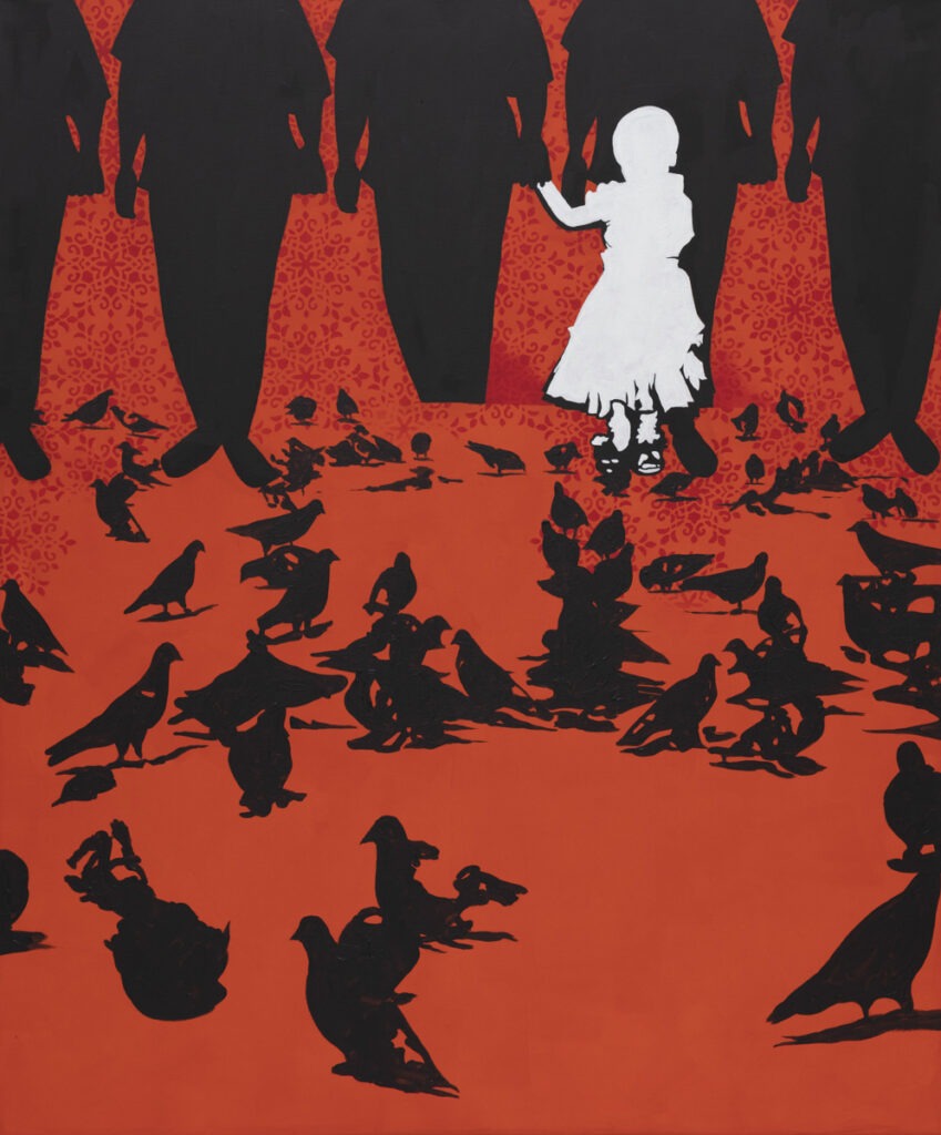 echo - Justyna dorzak - czarno czerwono biały obraz, na czerwonym tle czarne postacie - ptaki, gołębie i ludzie, pośród nich cała na biało mała dziewczynka