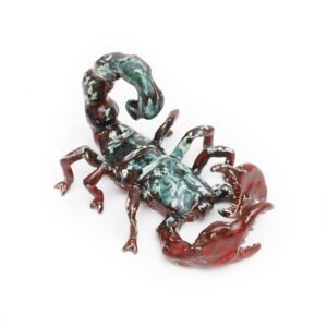skorpion w czerwieni - Aneta śliwa - rzeźba ceramiczna, czerwony skorpion z zielonkawymi plamkami na pancerzu i żądle