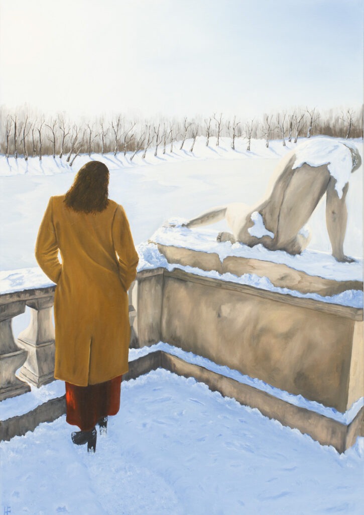 w dobrą stronę - Ewelina Wasilewska -na tarasie kobieta w żółtym płaszczu stojąca tyłem do widza patrzy się na zaśnieżony krajobraz, obok ośnieżona rzeźba