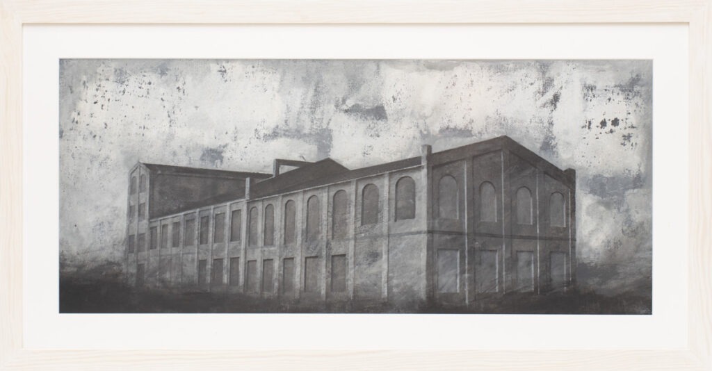 bez tytułu z cyklu obiekty - Joanna Pałys - architektura, budynek przemysłowy, szarość, mgła, groza, intrygujący