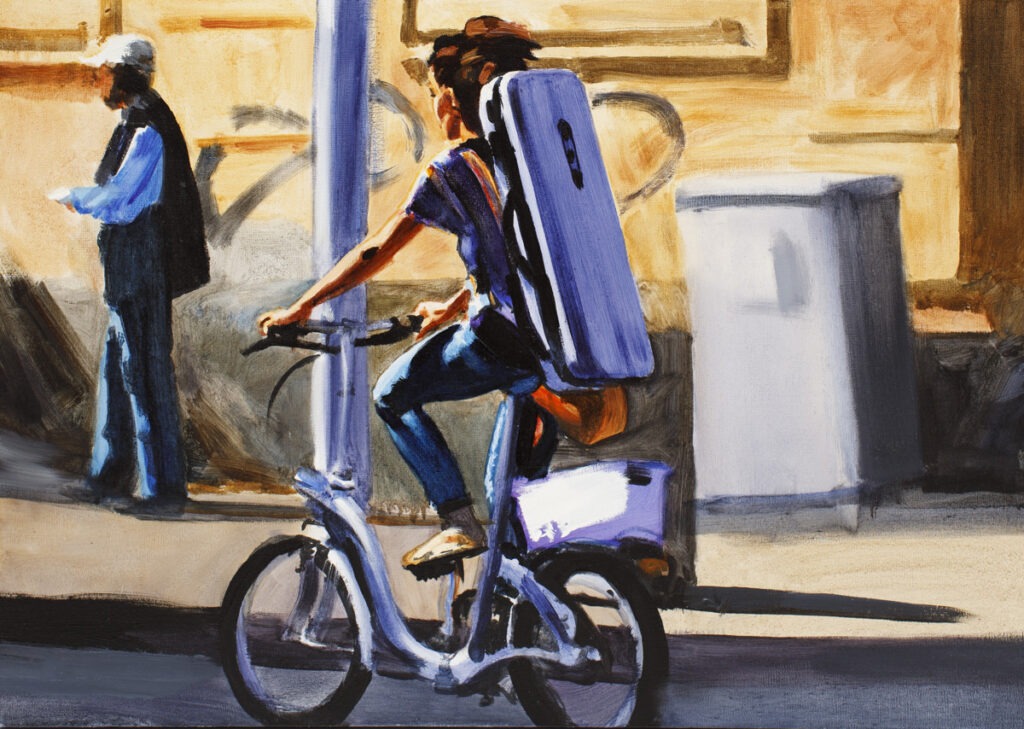 aria na strunie G - Marcin Kędzierski - kobieta jadąca na rowerze miejskim z torbą na plecach