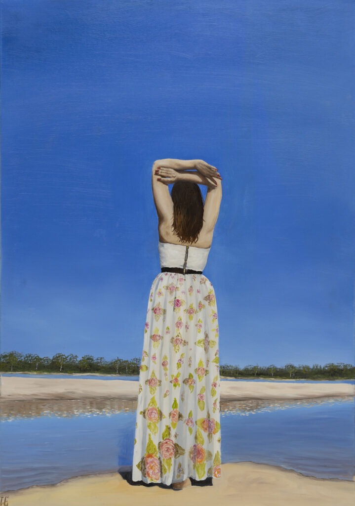 Przemijanie (2021) - Ewelina Wasilewska - kobieta w sukience stojąca na plaży