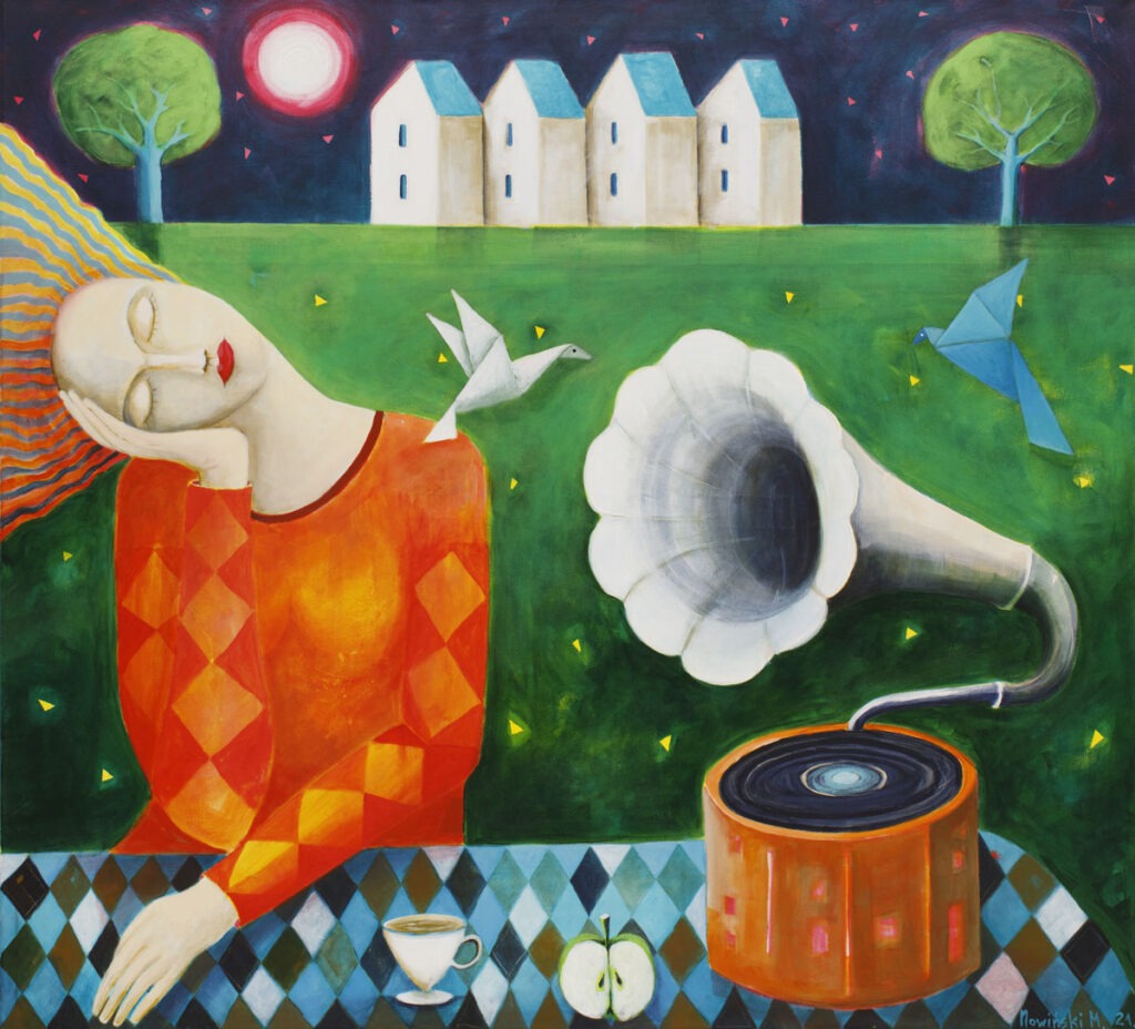 dźwięki melancholii - Mirosław Nowiński - obraz w duchu realizmu bajkowego, śpiąca na siedząco postać z gramofonem obok, w tle zabudowania