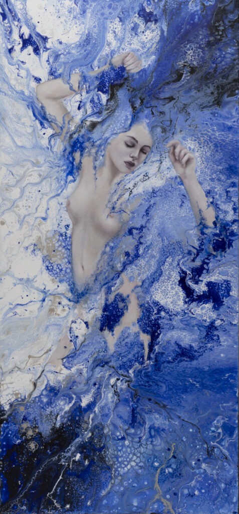 W oparach rozkoszy (2021) - Patrycja Kruszyńska-Mikulska - naga kobieta na tle spienionych fal w błękicie i bieli