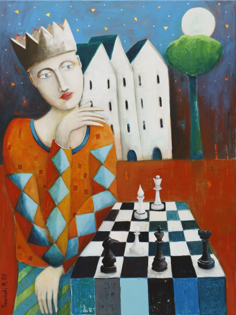 szachista - Mirosław Nowiński - realizm magiczny, człowiek w koronie siedzący nad szachownicą, w tle zabudowania, drzewo i nocne, gwieździste niebo z księżycem w pełni