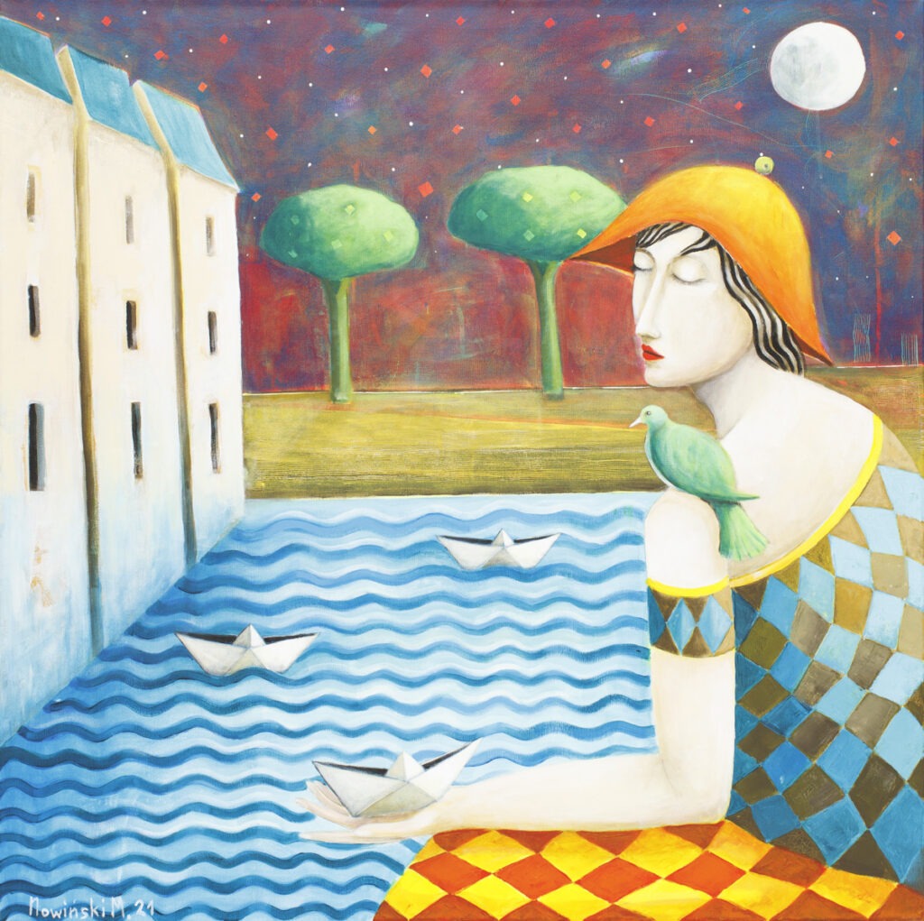 papierowy rejs - Mirosław Nowiński - realizm magiczny, postać siedząca z ptakiem na ramieniu puszcza na wodzie papierowe łódeczki, w tle domostwa i drzewa, nocne niebo