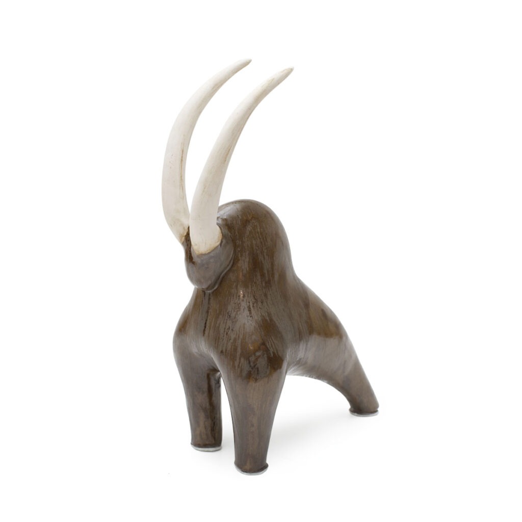 koziorożec nugatowy - Aneta śliwa - rzeźba koziorożca, trójnogi, o obłych kształtach i długich rogach