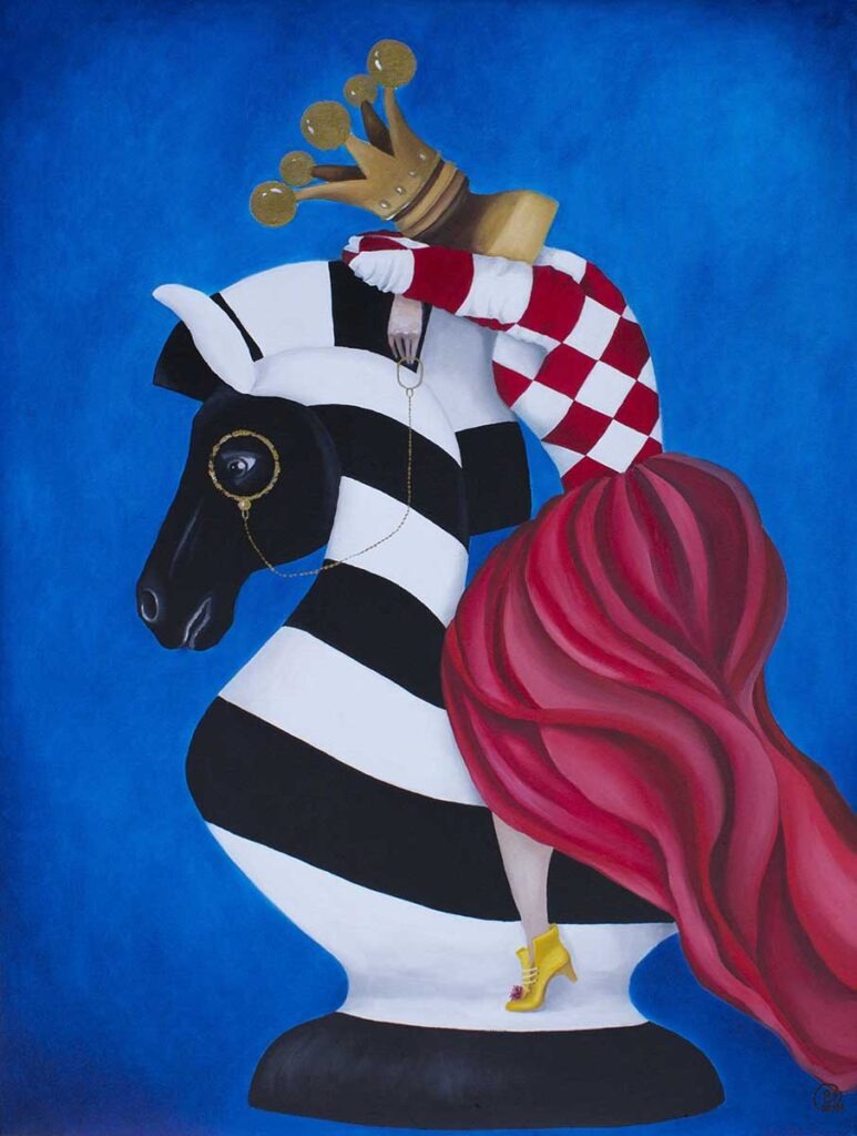 przegrana królowa - Edyta mądzelewska - realizm magiczny, kobieta w koronie i sukni w czerwoną szachownicę stoi z opartą głową w akcie płaczu oparta o szachową figurę konia, skoczka, czarno białego, niebieskie tło