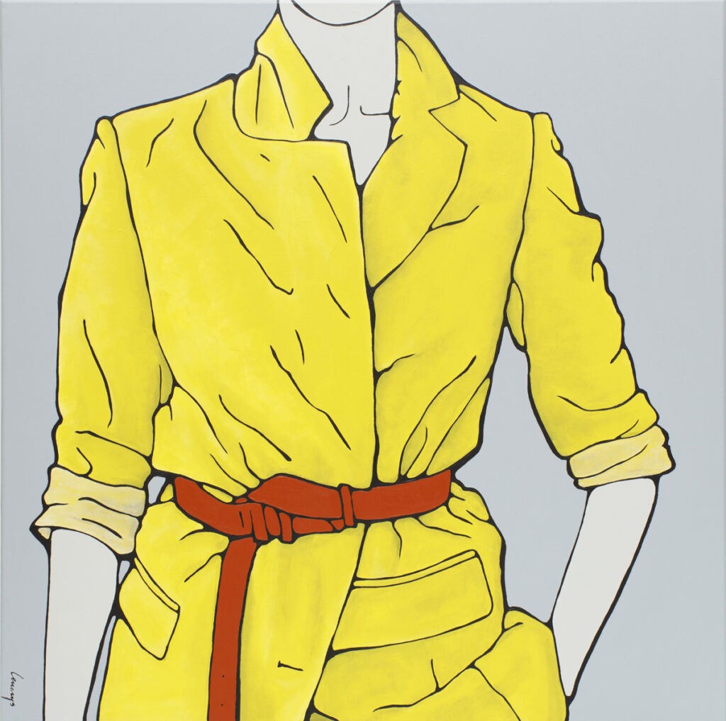 płaszcz V - Marcin Lenczowski - postać kobiety w żółtym płaszczu przepasana czerwonym paskiem