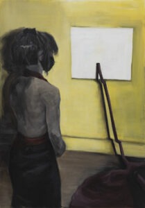 oczekiwanie - Jakub kępka - młoda dziewczyna stojąca przed białą tablicą, o tablicę oparty kij, żółta ściana