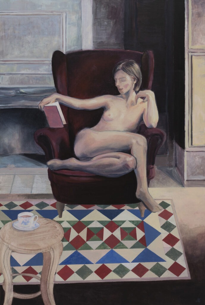 myszka - maciej kempiński - akt kobiecy, młoda naga kobieta siedząca na fotelu z książką, dywan w geometryczne wzory, stolik, filiżanka