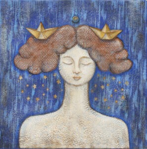 równonoc - Małgorzata Chołda - portret kobiety, blada skóra, brązowe włosy, a na nich małe łódeczki z papieru, tło błękitne, niejednolite