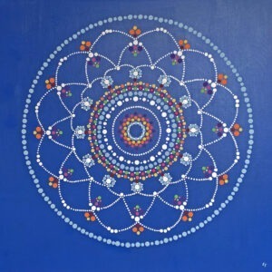 rozkwitanie - Emilia formella - symetryczna kompozycja, mandala, na niebieskim tle