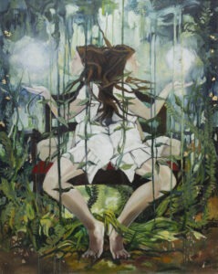 królowa mórz (healing) - dymetryczny obraz o pionowej osi symetrii, młoda kobieta w lesie, siedząca na jednej nodze na fotelu, dłonie uniesione do poziomu szyi, nad dłoniami lewituje biała kula, dookoła las