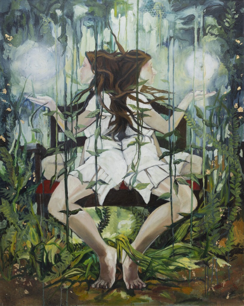 królowa mórz (healing) - dymetryczny obraz o pionowej osi symetrii, młoda kobieta w lesie, siedząca na jednej nodze na fotelu, dłonie uniesione do poziomu szyi, nad dłoniami lewituje biała kula, dookoła las