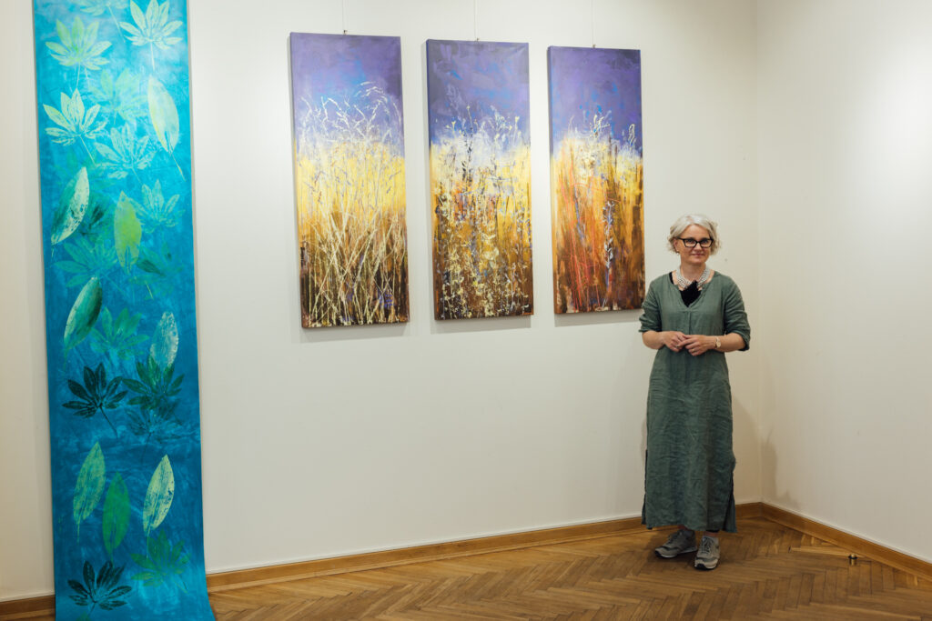 Relacja z wernisażu wystawy Agaty Rościechy - artystka na tle prac