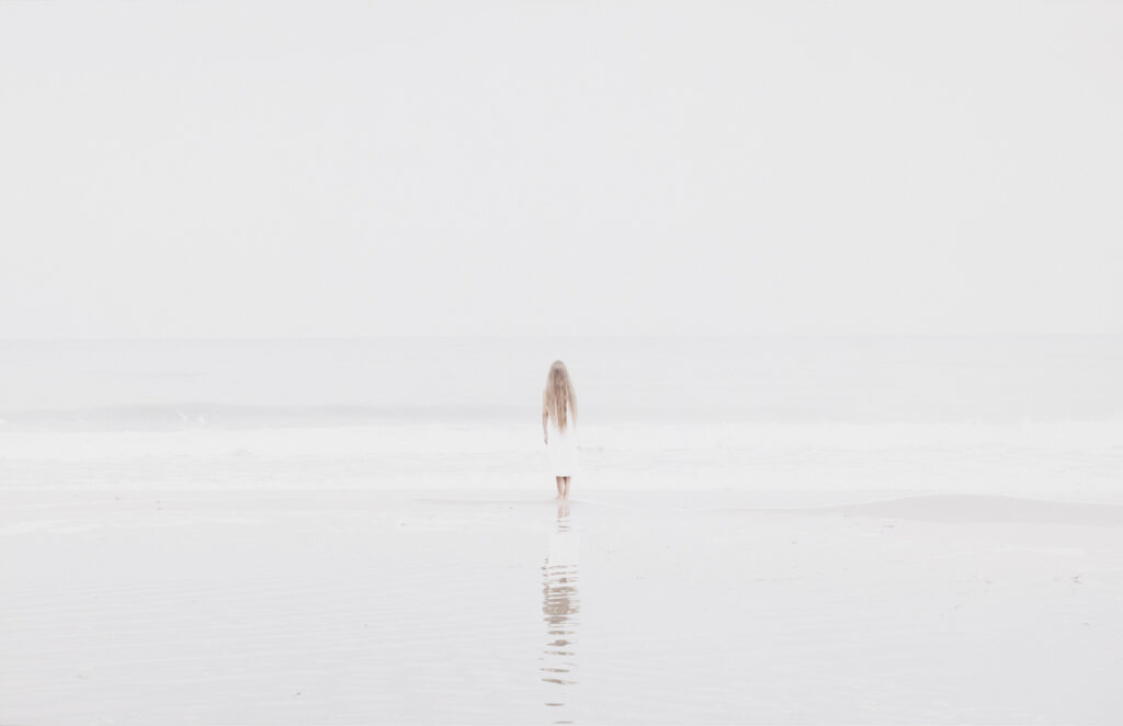 Olena Morozova - Dream, 2019 - fotografia z kobietą w białym pejzażu