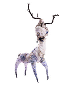Liudmyla Bezusko - Ten, kto wychodzi z mgły, z cyklu Duchy pradawnego lasu, 2022 - surrealistyczna rzeźba ze zwierzęciem