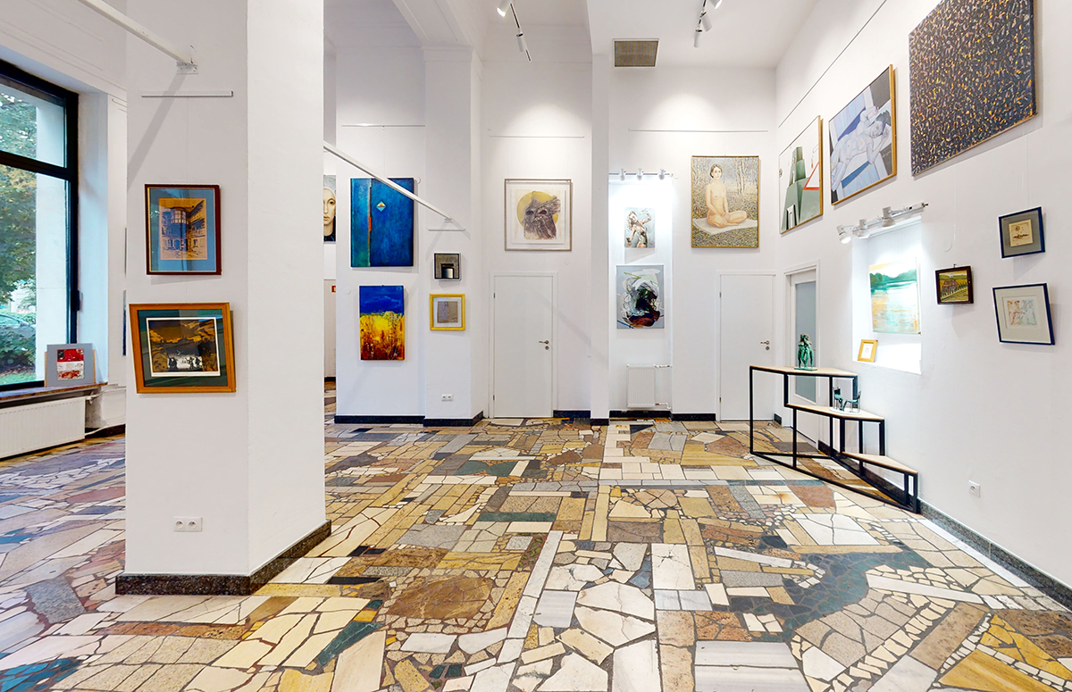 Wnętrze galerii sztuki z obrazami i kolorową posadzką
