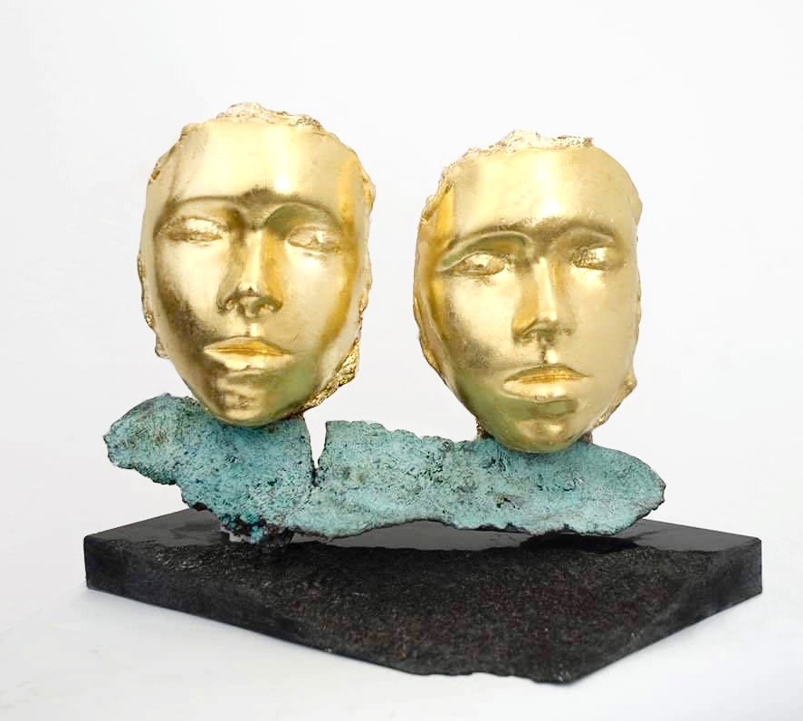 Katarzyna Lipecka Bliźnięta IV, 2022 rzeźba złoto twarze portret ludzie popiersia głowa