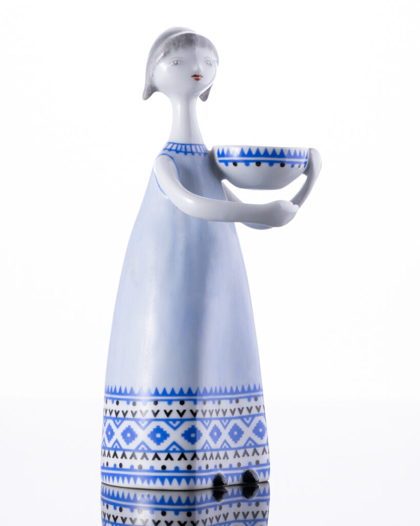 Wytwórnia Porcelany Hollóháza, Węgry, proj. Márta J. Seregély Figurka kobiety z misą, proj. 1960