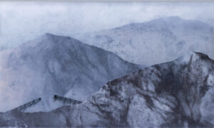 Joanna Pałys Hałdy S22-5, z cyklu Sztuka Ziemi, 2022 - szaro-niebieski obraz z krajobrazem wzgórz