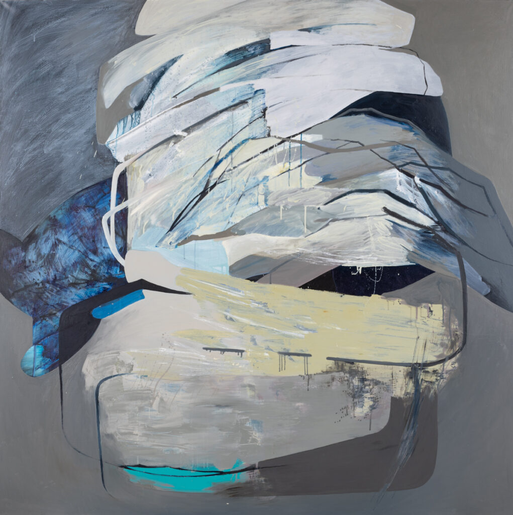 Agata Czeremuszkin-Chrut, Materiały 11, 2022 – duży obraz abstrakcyjny w odcieniach błękitu i bieli na szarym tle