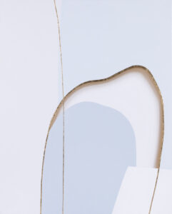 Julia Dunko, Praline, 2022 - jasna, abstrakcyjna kompozycja ze złotą linią