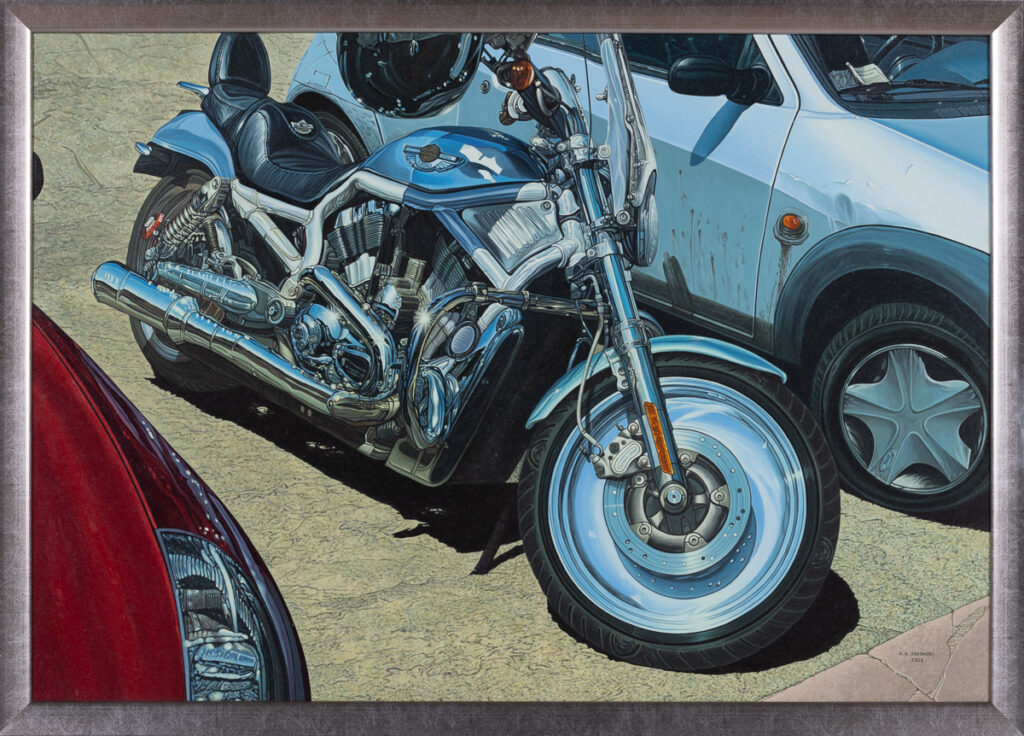 Andrzej Sadowski Sardynia – Porto Cervo – Parking z błękitno-srebrnym Harley-Davidsonem i szarym Fordem 