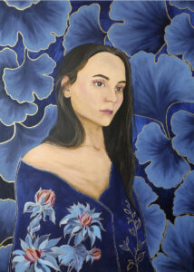 Justyna Basta Rozkwit wiosny, 2023 portret kobiety wśród niebieskich kwiatów