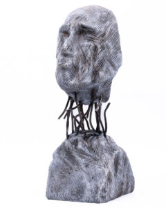 Krzysztof Śliwka, Ruin 1, 2023 - rzeźba w szarościach z twarzą ludzką