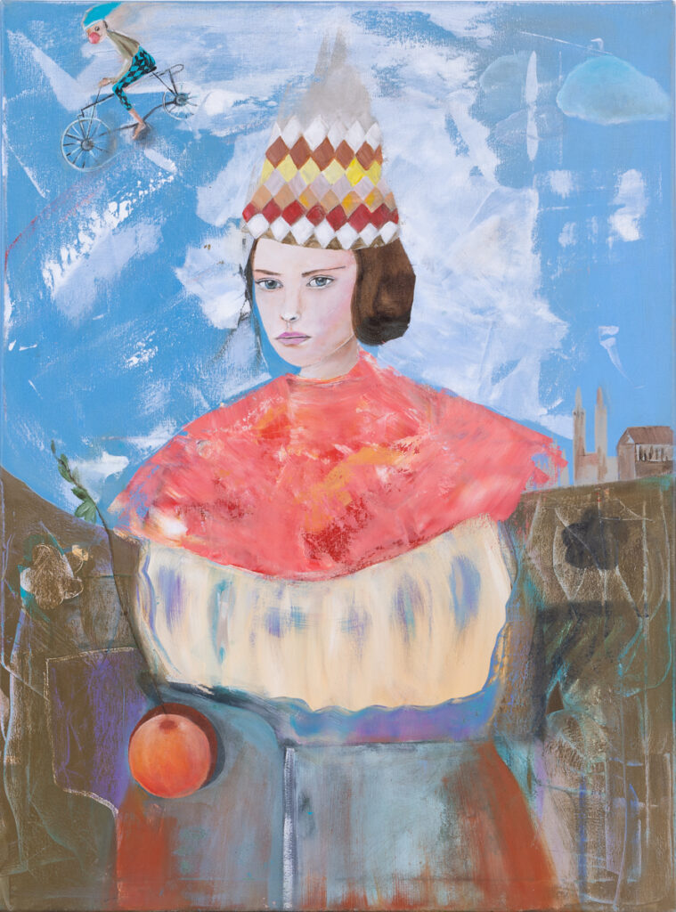 Kamila Suchecka, Bez tytułu, 2023 - obraz z postacią pierrota w kolorowej czapce, na niebieskim tle