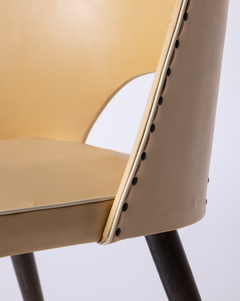 Krzesło tapicerowane żółte, lata 50./60. XX w., vintage, retro, PRL, kremowe obicie ze skaju